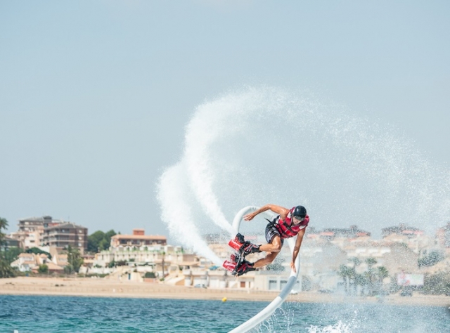  Virage du flyboard entre la mer et la moto 